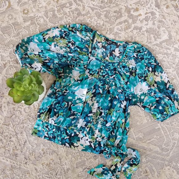 Top Blouse. Floral Print. Shades of Blue. A.N.A Brand. Size Medium. - Picture 7 of 9